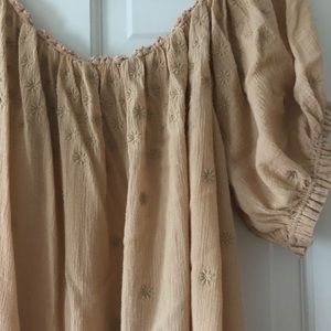 Doen daisy embroidered top size M